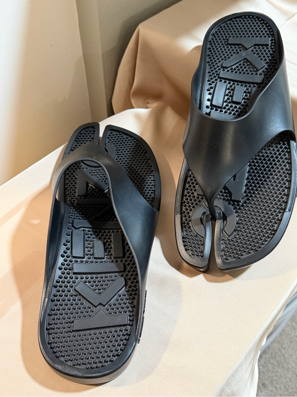 KENZO K-Beach Black Tabi Split Toe Flip Flop Sandals - Picture 2 of 7